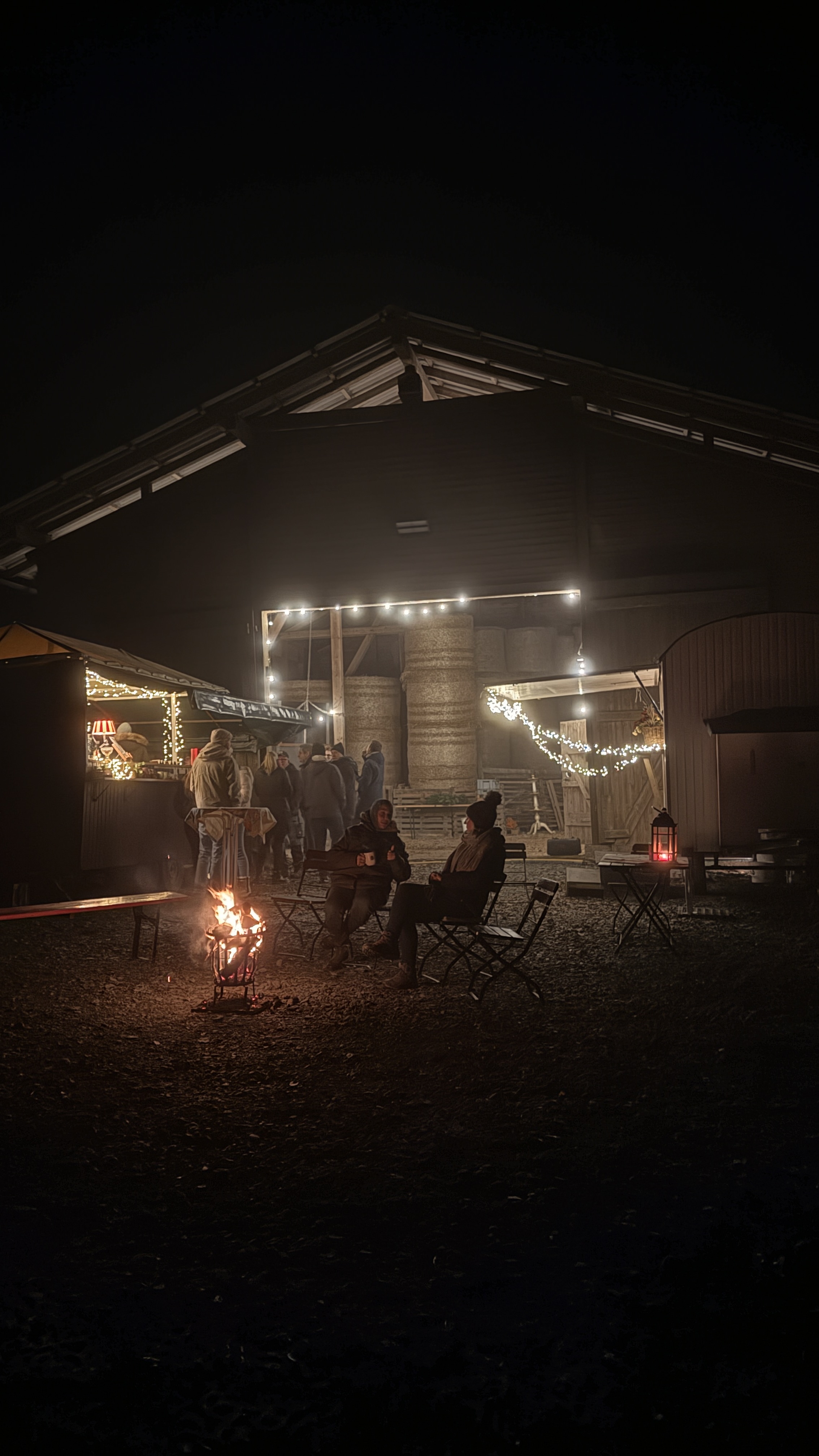 Lagerfeuer und Lichterketten beim Weihnachtsmarkt des Hofgut Schanze