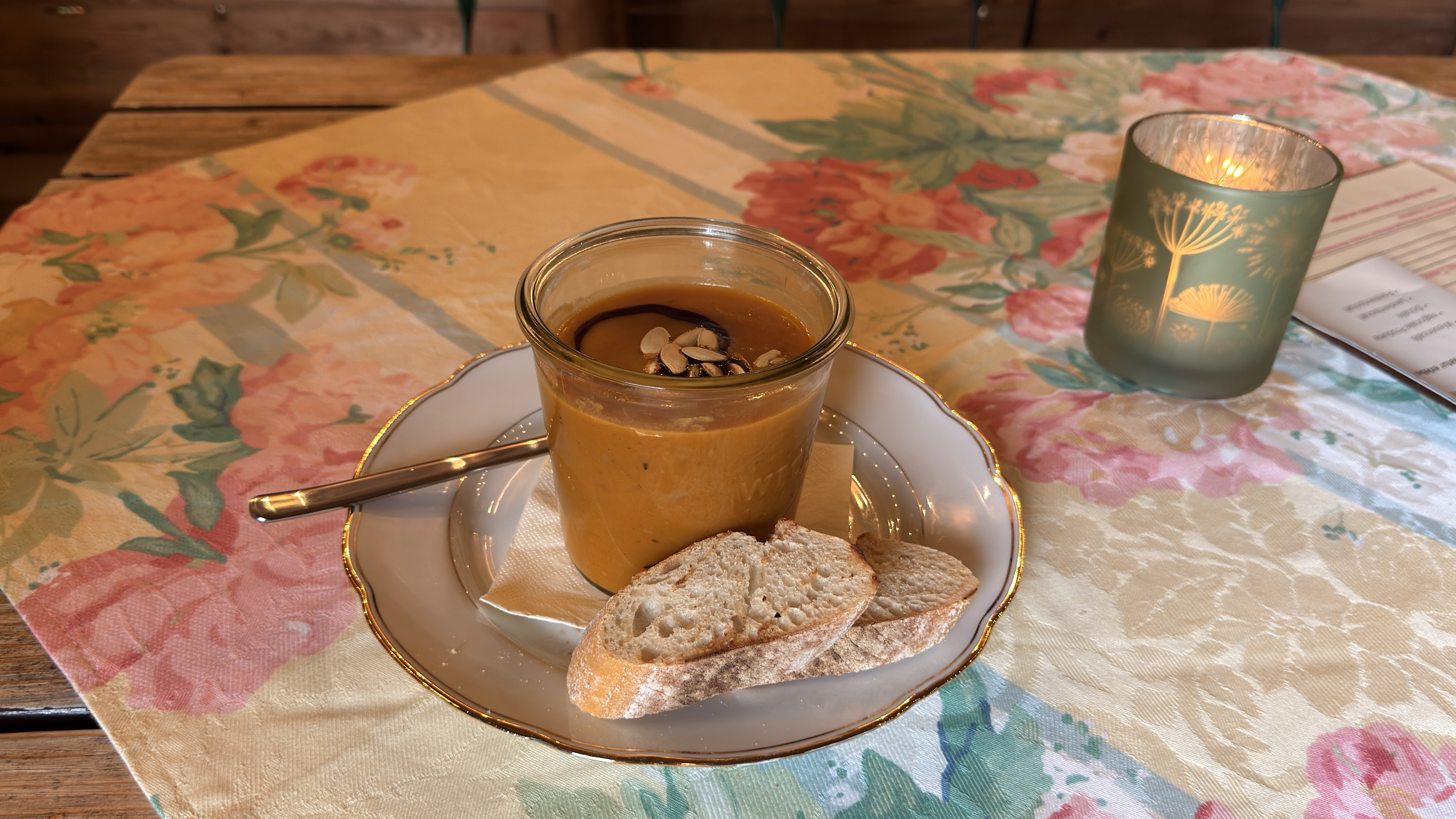 Tagessuppe mit Kerze — gemütliche Momente im Wiesencafé
