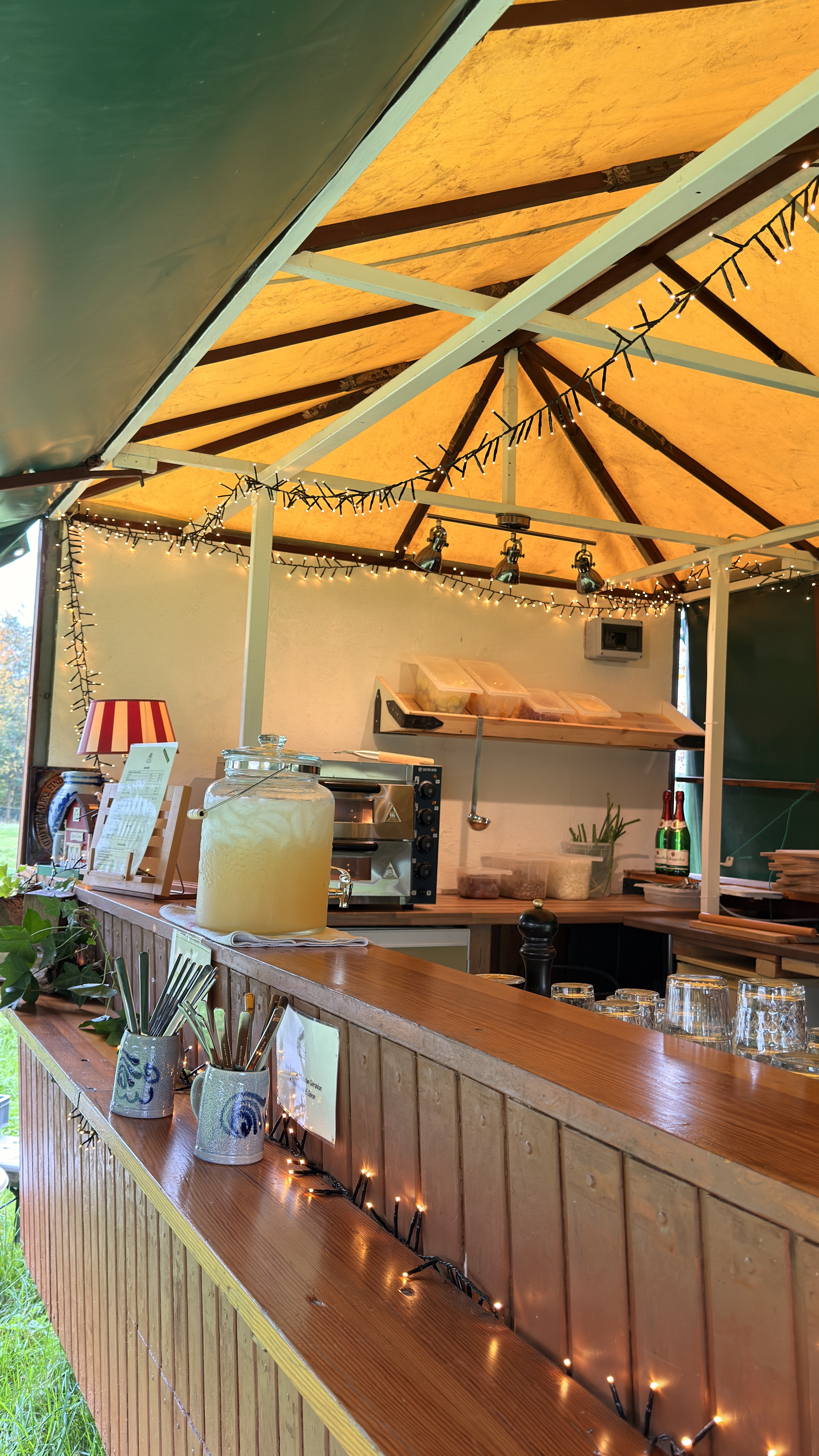 Der Barwagen — Herzstück des Wiesencafés auf dem Hofgut Schanze