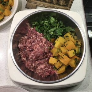 BARF Lamm-Kürbis-Menü mit frischen Kräutern
